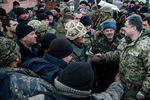 Петр Порошенко во время встречи с украинскими военнослужащими в Артемовске