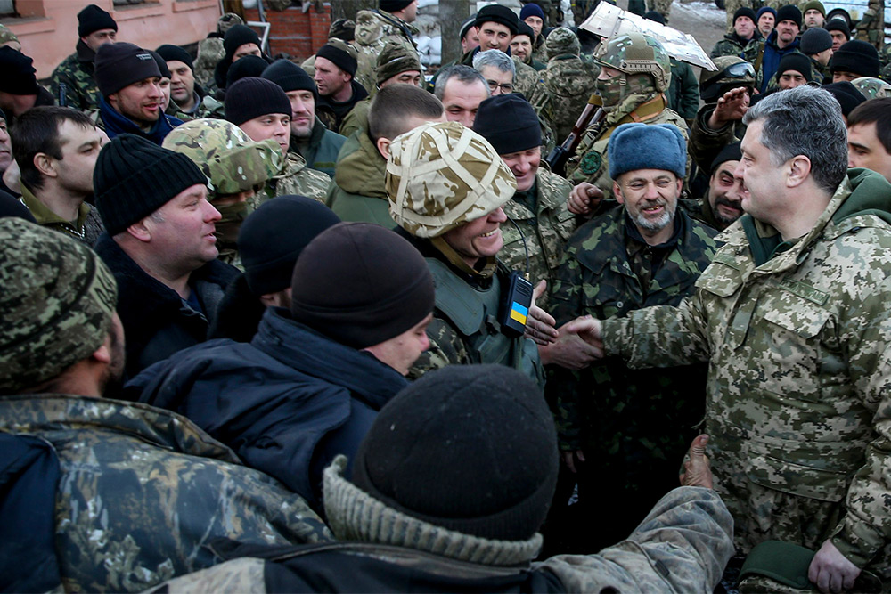 Петр Порошенко во время встречи с украинскими военнослужащими в Артемовске