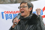 Ирина Хакамада во время выступления на «Марше несогласных» в Москве, 2007 год