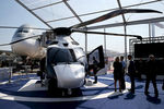 Посетители смотрят на вертолеты H160 от Airbus