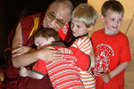 Далай-лама обнимает детей в церкви в Бохуме, Западная Германия, 2008