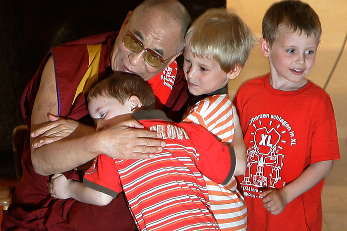 Далай-лама обнимает детей в&nbsp;церкви в&nbsp;Бохуме, Западная Германия, 2008