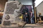 Памятник воинам, участникам ликвидации последствий землетрясения в Армении 1988 года, в мастерской в Солнечногорске. Август, 2015 