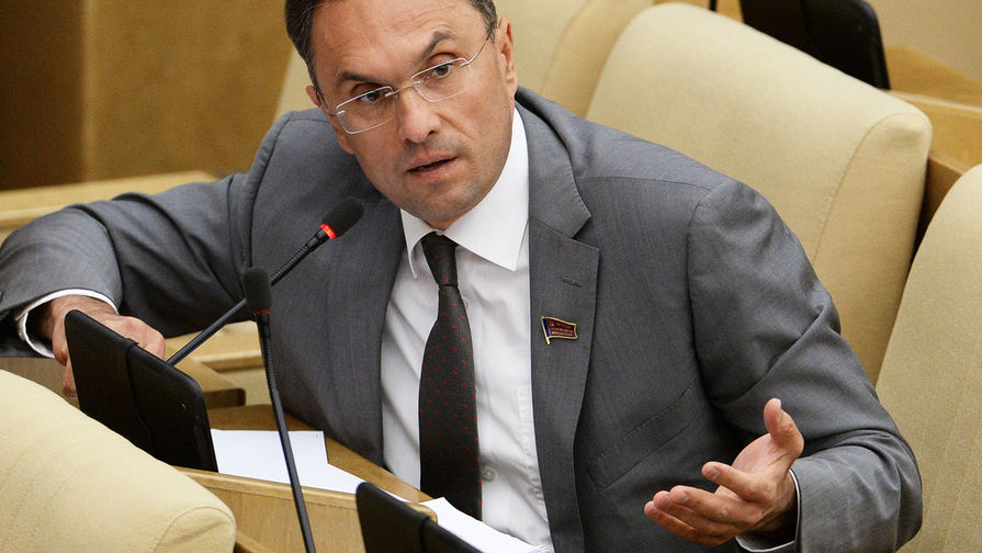 Депутат Владимир Бессонов на пленарном заседании Государственной думы РФ