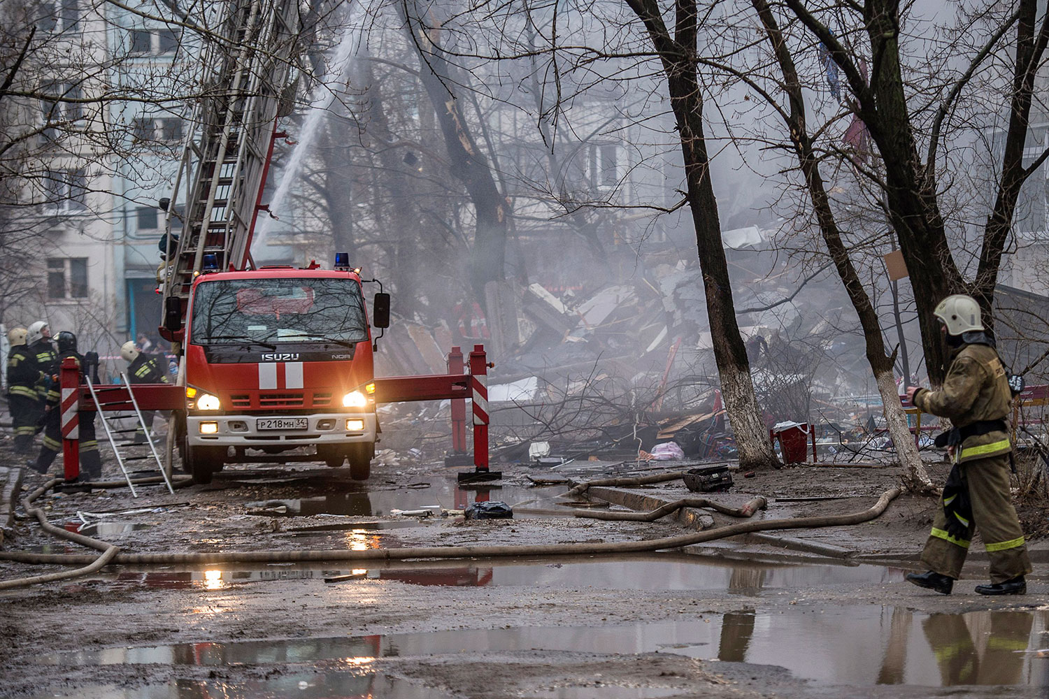На месте взрыва в многоквартирном жилом доме по улице Космонавтов в Волгограде