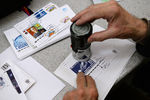 Гашение почтовой продукции специальным почтовым штемпелем ко Дню космонавтики на главпочтамте в Новосибирске