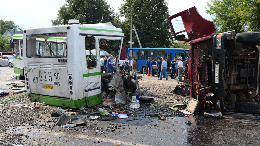 На месте столкновения рейсового автобуса и «КамАЗа» в Подмосковье, 13 июля 2013 года