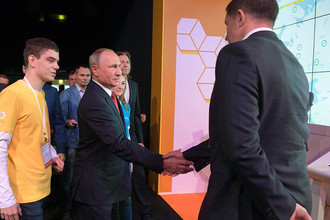Президент РФ Владимир Путин во время посещения Всероссийского форума профессиональной навигации «ПроеКТОриЯ» в культурно-спортивном комплексе «Арена 2000» в Ярославле