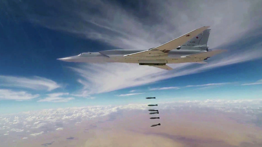 Скриншот из видео ударов бомбардировщиков Ту-22М3 ВКС России по объектам в Сирии. Кадры опубликованы Минобороны России 1 ноября 2017 года