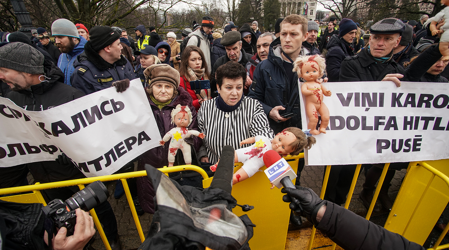 Жители на акции протеста во время марша легионеров Waffen SS в Риге, 16 марта 2019 года