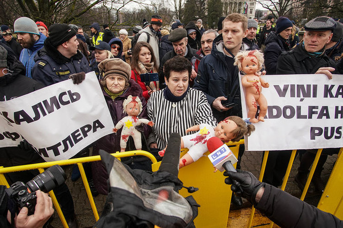 Жители на акции протеста во время марша легионеров Waffen SS в Риге, 16 марта 2019 года