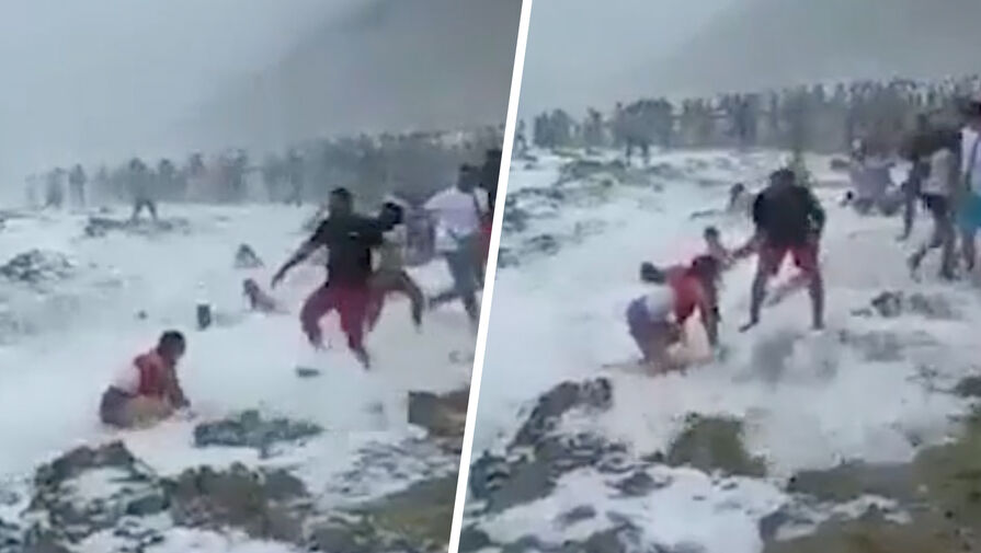 В Омане огромная волна унесла в воду семью туристов из 8 человек