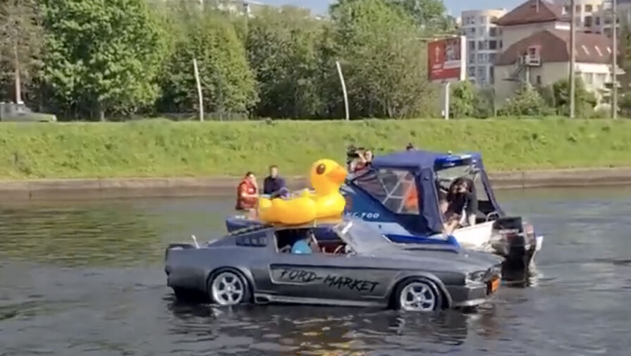В Петербурге на реке задержали лодку в виде Ford Mustang