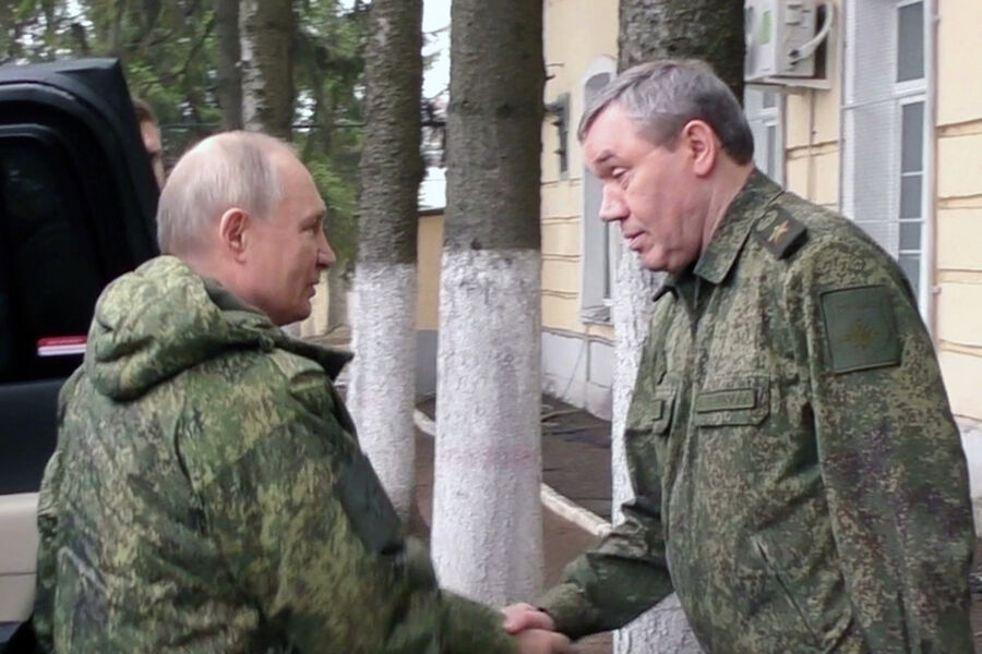 Владимир Путин и начальник Генерального штаба Вооруженных Сил РФ Валерий Герасимов у&nbsp;одного из&nbsp;пунктов управления курской группировкой войск, 12&nbsp;марта 2025&nbsp;года