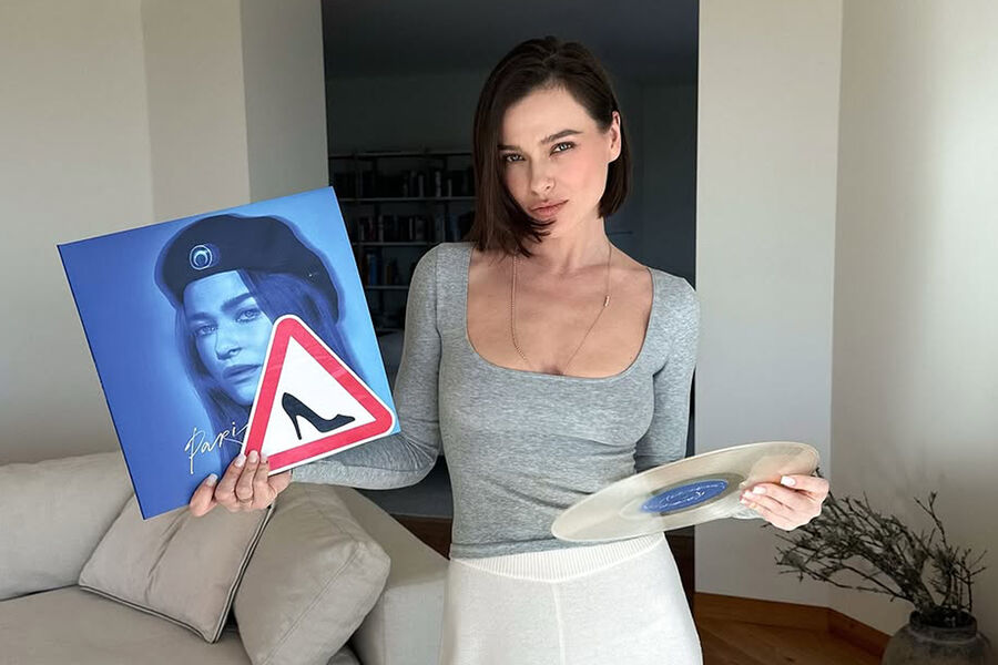 Елена Темникова с&nbsp;альбомом TEMNIKOVA 5&nbsp;PARIS