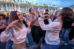 Выпускники на Дворцовой площади во время ежегодного праздника «Алые паруса» в Санкт-Петербурге, 28 июня 2025 года