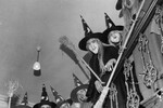 Мужчины в костюмах ведьм на вечеринке в честь Хэллоуина, 1950-е годы