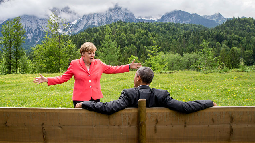 Канцлер Германии Ангела Меркель общается с&nbsp;президентом США Бараком Обамой во время саммита G7 в&nbsp;Германии, 8&nbsp;июня 2015&nbsp;года