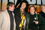 Участник группы Queen гитарист Брайан Мэй и барабанщик Роджер Тейлор вместе с Дмитрием Астраханом в Москве, 2004 год 