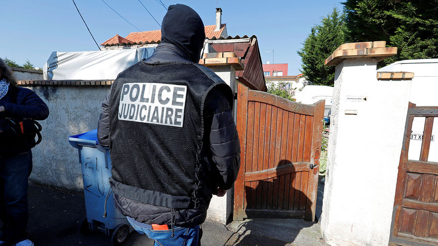 Сотрудники правоохранительных органов Франции около дома убитого в перестрелке с полицией вооруженного мужчины. Город Шель в пригороде Парижа, 21 апреля 2017 года