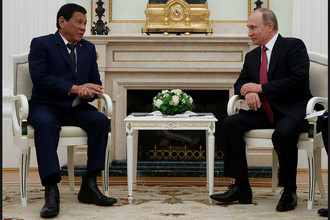 Президент Филиппин Родриго Дутерте и президент России Владимир Путин во время встречи в Москве, 23 мая 2017 года