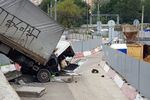 Последствия падения грузового автомобиля с путепровода около метро «Авиамоторная», 23 июля 2018 года