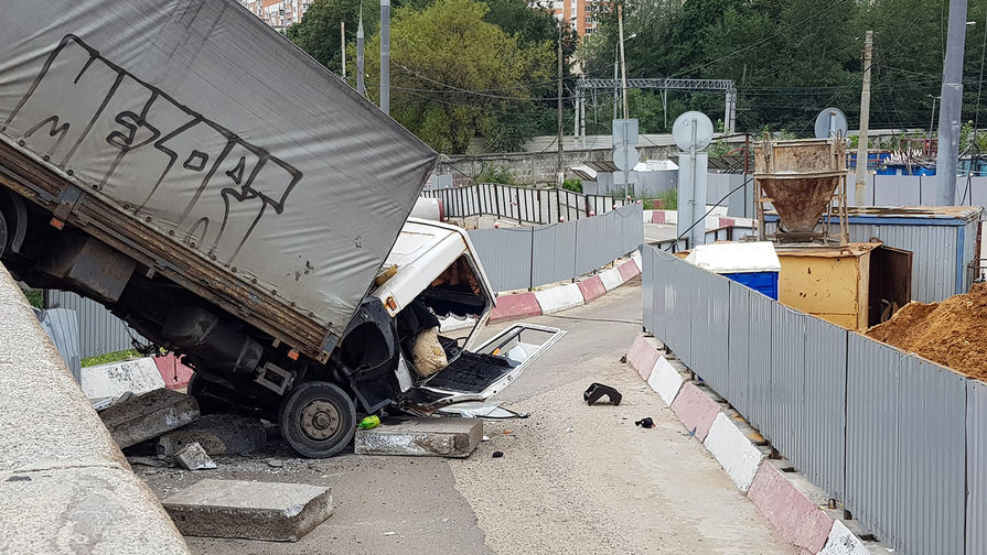 Последствия падения грузового автомобиля с&nbsp;путепровода около&nbsp;метро &laquo;Авиамоторная&raquo;, 23 июля 2018 года