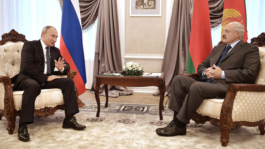 Президент РФ Владимир Путин и президент Республики Беларусь Александр Лукашенко, 12 октября 2018 года