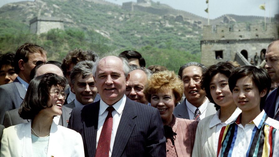 Посещение Михаилом и Раисой Горбачевыми Великой китайской стены