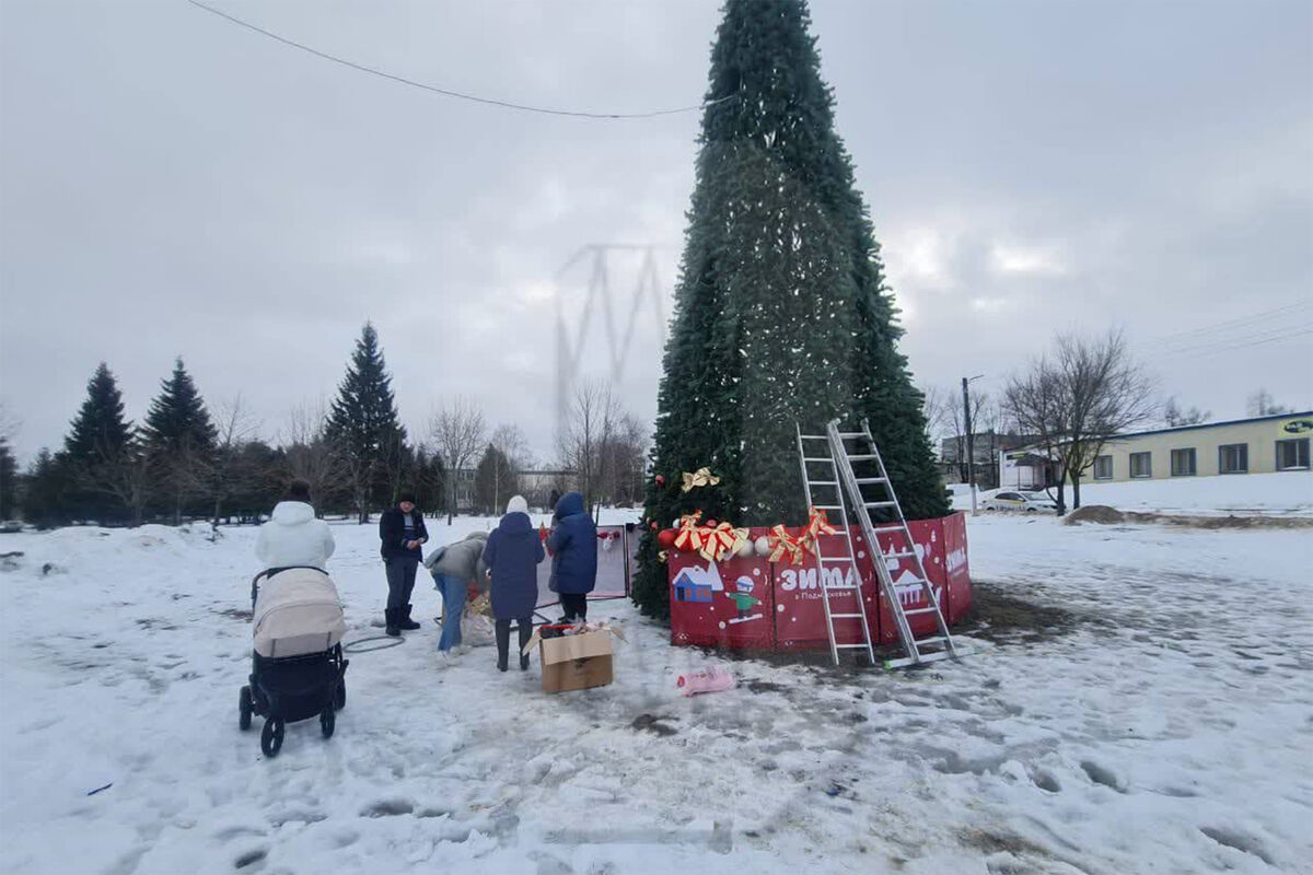 Жители Подмосковья пожаловались на новогоднюю елку без игрушек и сами ее  украсили - Газета.Ru | Новости