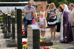 Родственники погибших на подлодке «Курск» на траурном мероприятии, посвященном пятнадцатой годовщине гибели атомного подводного крейсера, на Серафимовском кладбище в Санкт-Петербурге
