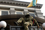 Участник митинга за освобождение украинской летчицы Надежды Савченко перелезает через забор посольства России в Киеве