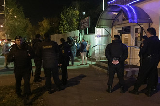Сотрудники полиции около входа в городскую клиническую больницу №68, 21 сентября 2017 года