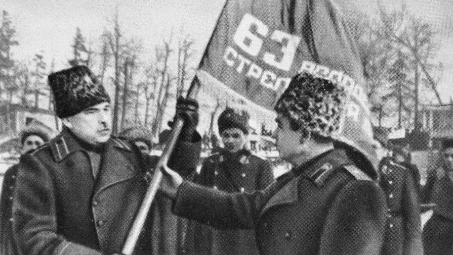 Генерал-полковник Леонид Александрович Говоров вручает гвардейское знамя командиру 63-й гвардейской дивизии генералу Николаю Павловичу Симоняку после прорыва блокады Ленинграда, 1 февраля 1943 года