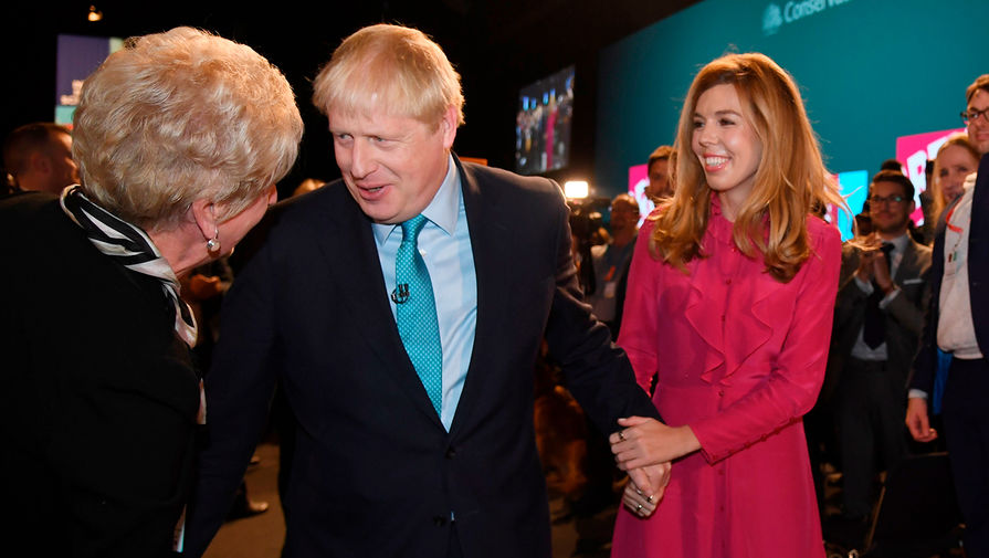 Премьер-министр Великобритании Борис Джонсон со своей девушкой Керри Симондс во время мероприятия Консервативной партии в Манчестере, октябрь 2019 года