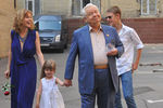Художественный руководитель МХТ имени А.П.Чехова Олег Табаков с супругой актрисой Мариной Зудиной, сыном Павлом и дочерью Машей перед церемонией празднования своего 75-го юбилея, 2010 год