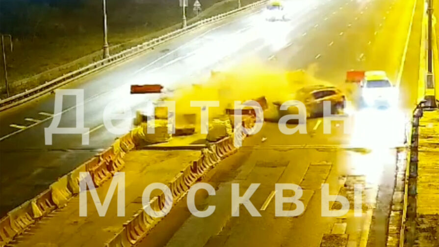 Автомобиль на полной скорости протаранил дорожные ограждения на МКАД
