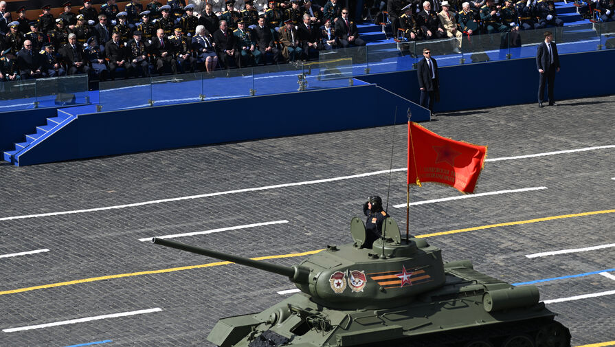 Военная техника направилась к месту репетиции парада Победы в Москве