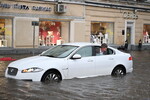 Автомобиль на затопленной в результате ливня улице в Москве, 18 июля 2023 года