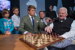Спортивный комментатор Дмитрий Губерниев (в центре) и российский шахматист Борис Спасский (справа) во время благотворительного мероприятия «День шахмат» в телецентре «Останкино» в Москве, 29 августа 2017 года