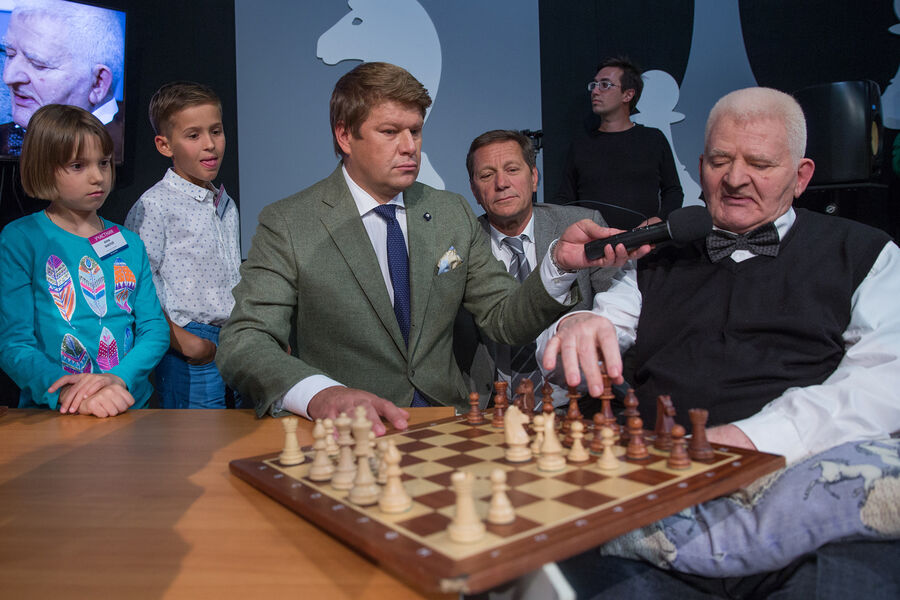 Спортивный комментатор Дмитрий Губерниев (в центре) и российский шахматист Борис Спасский (справа) во время благотворительного мероприятия &laquo;День шахмат&raquo; в&nbsp;телецентре &laquo;Останкино&raquo; в&nbsp;Москве, 29&nbsp;августа 2017&nbsp;года