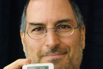 <b>iPod (2001)</b><br><br>
Специально к выходу первого портативного плеера iPod Стив Джобс придумал слоган «1000 songs in your pocket» [1000 песен у Вас в кармане], что на те времена было очень внушительным количеством. iPod стал настоящей сенсацией в мире MP3-плееров и в дальнейшем получил несколько вариаций — Mini, Nano, Shuffle и Touch, каждая из которых имела свой уникальный дизайн. На фото Джобс во время презентации iPod в Купертино в 2001 году