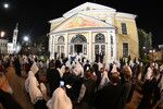 Верующие во время крестного хода у храма Святителя Алексия в Рогожской слободе в Москве, 20 апреля 2025 года