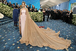 Американская актриса и модель Майя Хоук в Prada во время благотворительного бала Met Gala в Метрополитен-музее, Нью Йорк, США, 5 мая 2025 года 