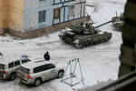 Автомобили мониторинговой миссии ОБСЕ и украинские танки во дворе жилого дома в Авдеевке, которая контролируется правительством Украины, 1 февраля 2017 года