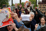 Протестующие во время посещения коммуны Доль-де-Бретань кандидатом в президенты Франции от «Национального фронта» Марин Ле Пен, 4 мая 2017 года