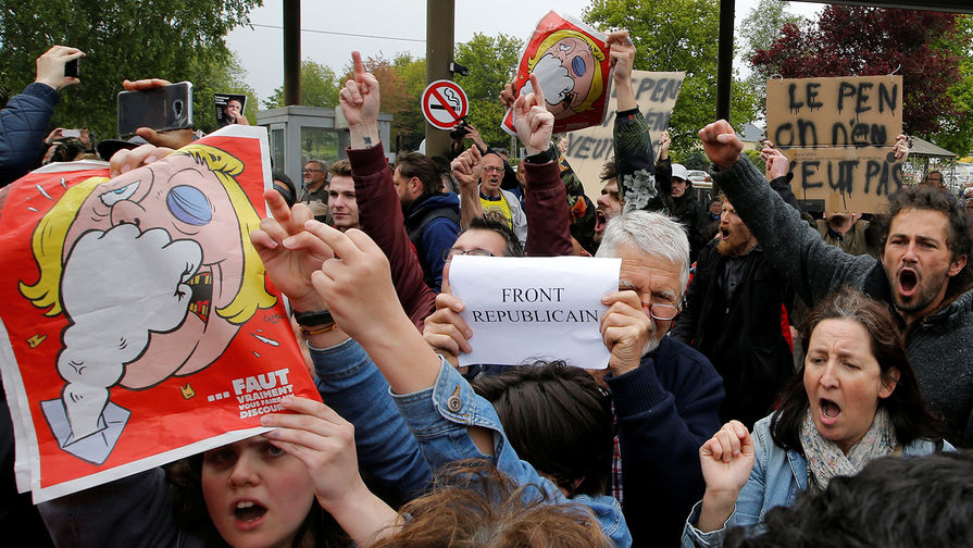 Протестующие во время посещения коммуны Доль-де-Бретань кандидатом в&nbsp;президенты Франции от &laquo;Национального фронта&raquo; Марин Ле Пен, 4&nbsp;мая 2017&nbsp;года