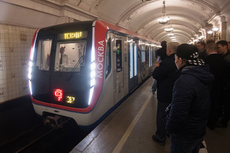 Состав с вагонами «Москва» во время парада поездов на Кольцевой линии московского метро, 13 мая 2017 года