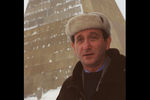 Александр Голод на фоне своей пирамиды, 2000 год