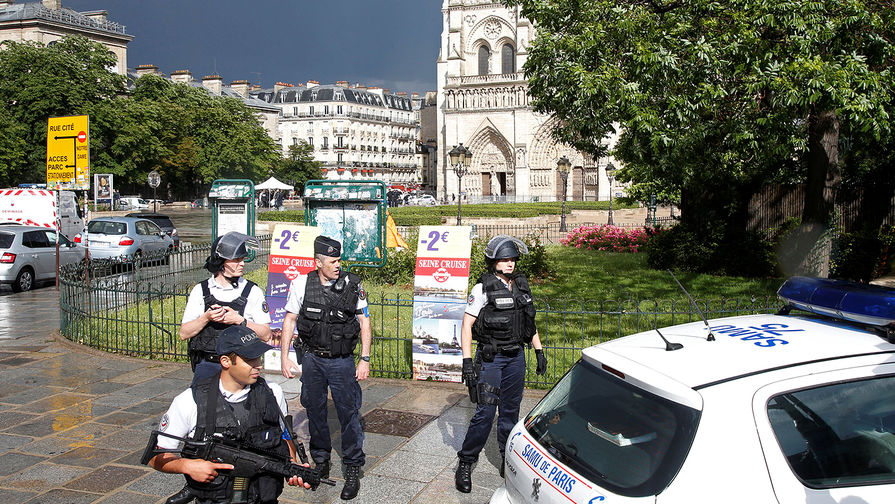 Французская полиция около&nbsp;собора Нотр-Дам в&nbsp;центре Париже, где неизвестный напал на&nbsp;правоохранителей с&nbsp;молотком